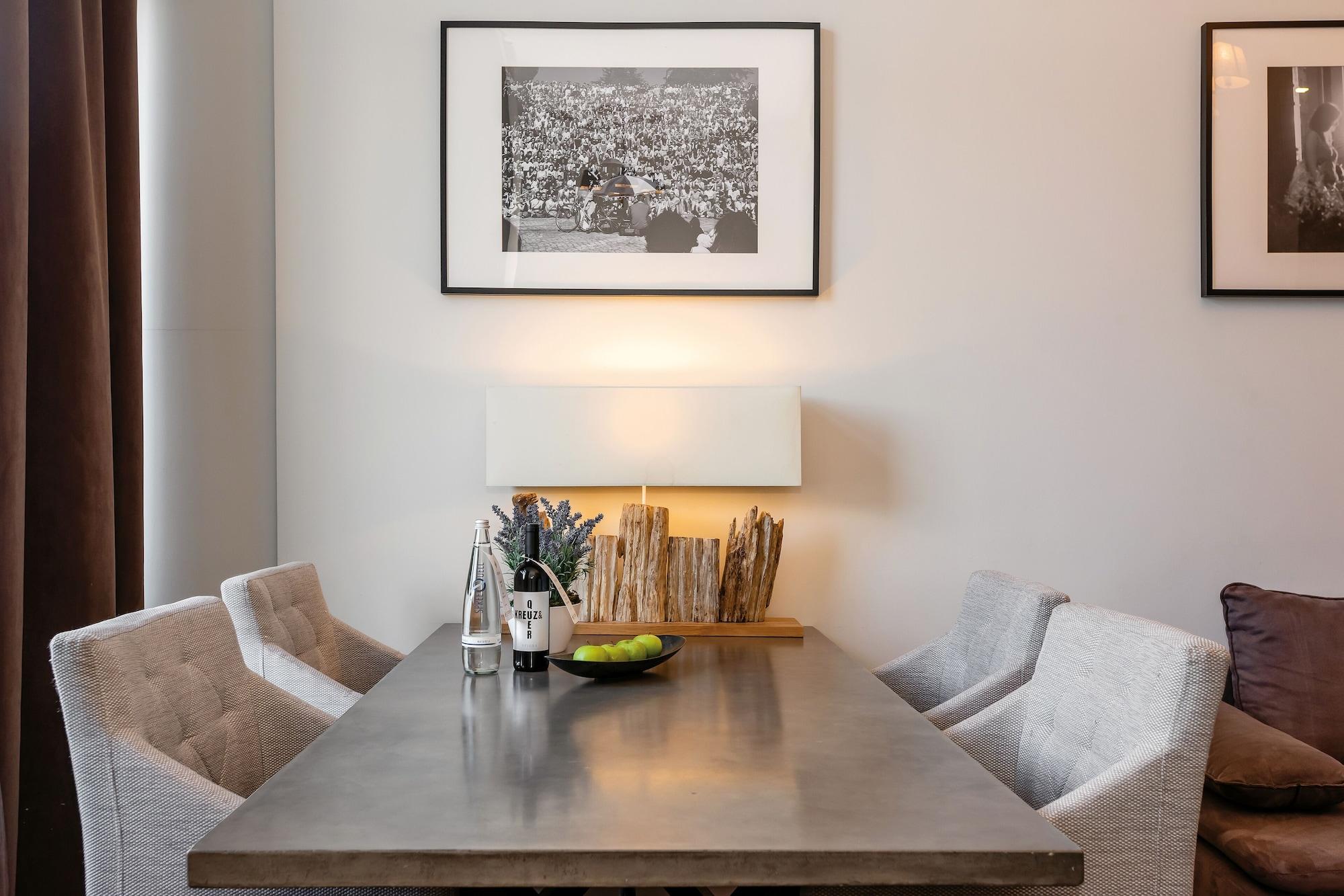 Arabel Design Apartments Berlin Exteriör bild A dining room table