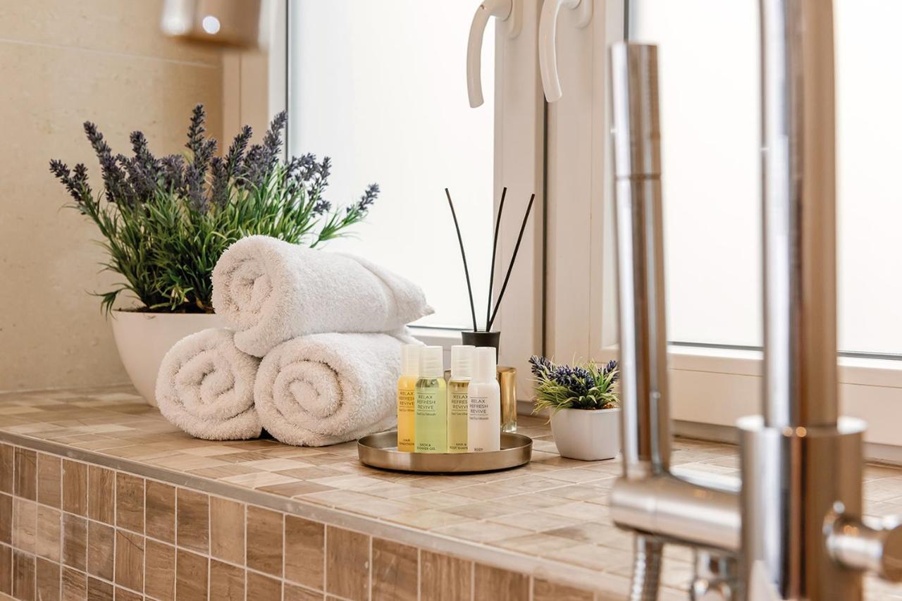 Arabel Design Apartments Berlin Exteriör bild A reed diffuser in a bathroom